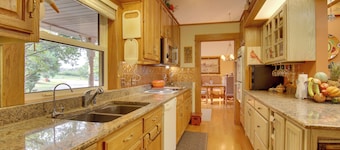 Red Bluff Inn & Retreat w/ Entire Ranch on Lake!