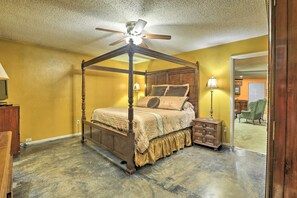 House (4 Bedrooms) | Interior - 2 Mi to Lake Arlington: Spacious Escape w/ Deck (Arlington)