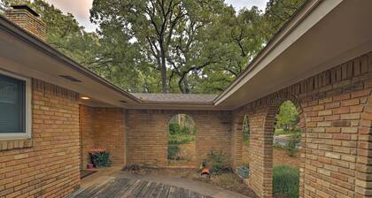 Spacious Home W/deck ~2 Mi to Lake Arlington!