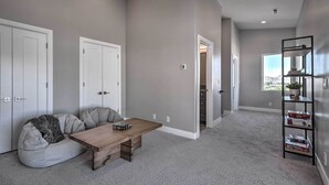 A spacious room with a built-in bench, a wooden table, and a bookshelf. - Spacious La Verkin Home: Near Zion Nat'l Park (La Verkin)