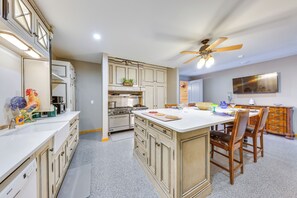 Villa (5 Bedrooms) | Interior - 'the Vista' Retreat ~ 30 Mi to Kansas City! (Tonganoxie)