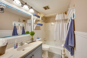 House (3 Bedrooms) | Bathroom - Charming Leola Home: 10 Mi to Downtown Lancaster! (Leola)