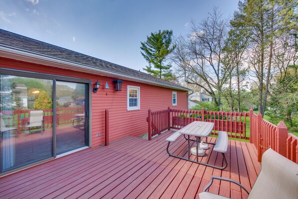 Outdoor dining - Charming Leola Home: 10 Mi to Downtown Lancaster! (Leola)