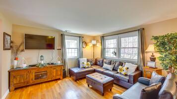 House (3 Bedrooms) | Living area | TV