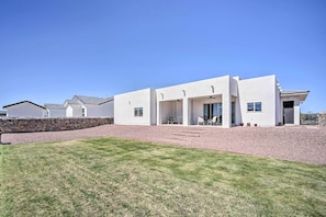 Interior - Upper Valley El Paso Home w/ Hiking Access On-site (El Paso)