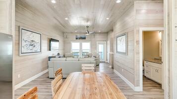 บ้านพัก, 3 ห้องนอน | ครัวส่วนตัว | ตู้เย็น, เตาอบ, เตาประกอบอาหาร, เครื่องชงกาแฟ/ชา