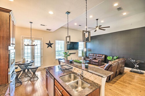 Pet-friendly Houston Home - 3 Mi to NRG Stadium!