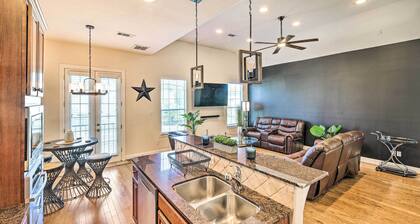 Pet-friendly Houston Home - 3 Mi to NRG Stadium!