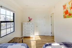 2 bedrooms, laptop workspace, iron/ironing board, free cots/infant beds - Sunny California Retreat Near Knotts Berry Farm! (Long Beach)