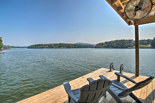 Kayaks, Dock: Waterfront Escape on Lake Hamilton!