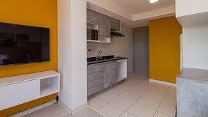 A modern kitchen with a built-in microwave, stove, and sink. - Vossa Bossa Vila Madalena Diseño (São Paulo)