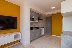 A modern kitchen with a built-in microwave, stove, and sink. - Vossa Bossa Vila Madalena Diseño (São Paulo)
