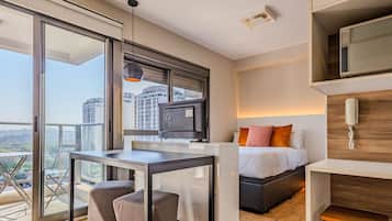Apartamento básico | Escrivaninha, Wi-Fi de cortesia