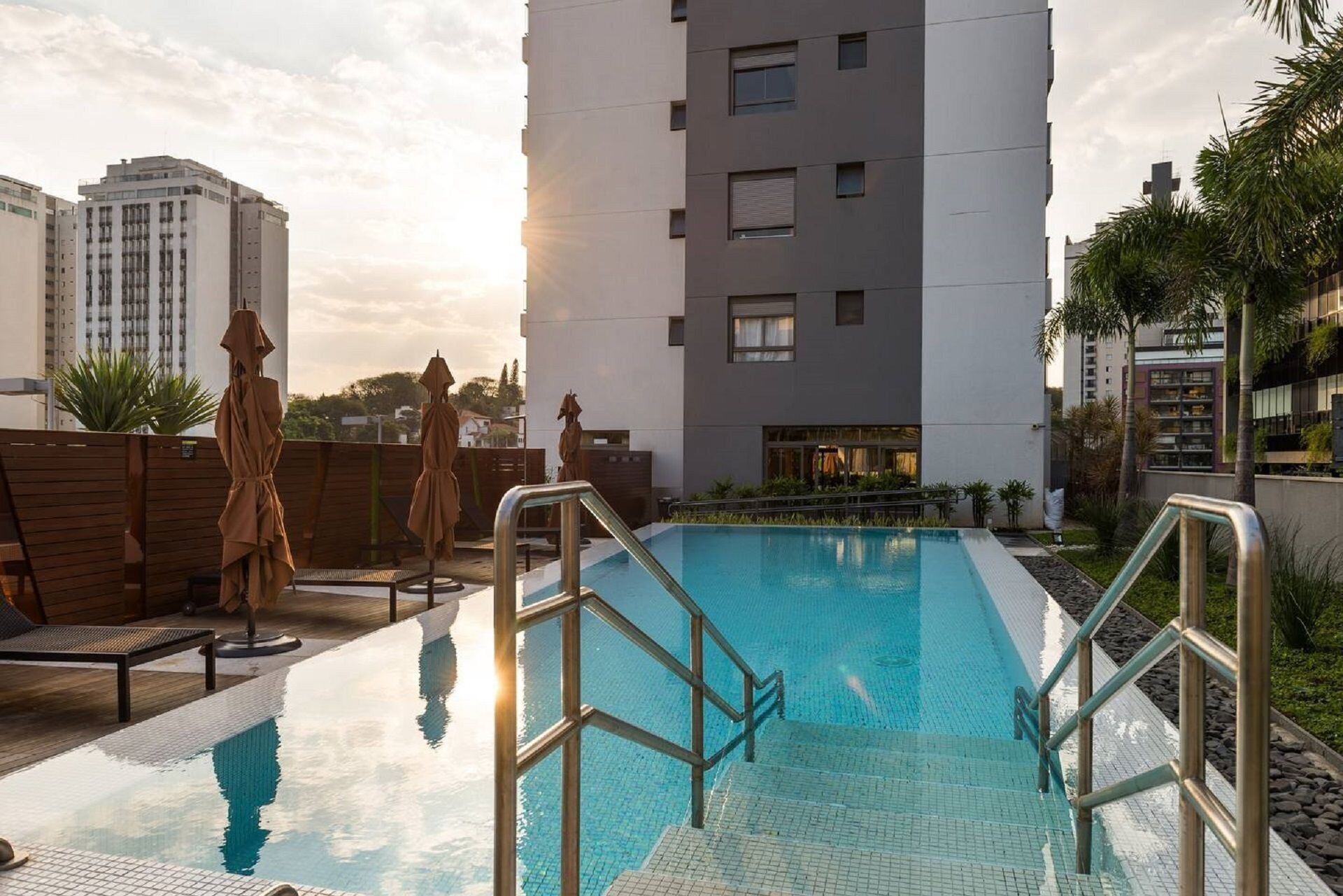 Una piscina al aire libre