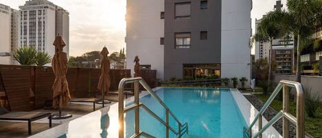Una piscina al aire libre
