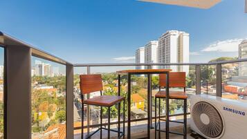 Classic Apartment | Outdoor dining