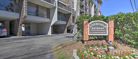 A multi-story hotel with a sign reading "Litchfield Retreat 423 Parker Drive".