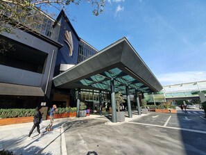 A modern building with a glass facade and a covered entrance area. - Parque Jockey by Viva - Prédio com fácil acesso a Pinheiros e ao Butantã (São Paulo)