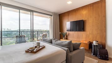 Tabla de planchar con plancha, wifi gratis y ropa de cama