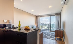 Apartament | Cuina privada | Frigorífic gran, microones i cafetera i tetera 