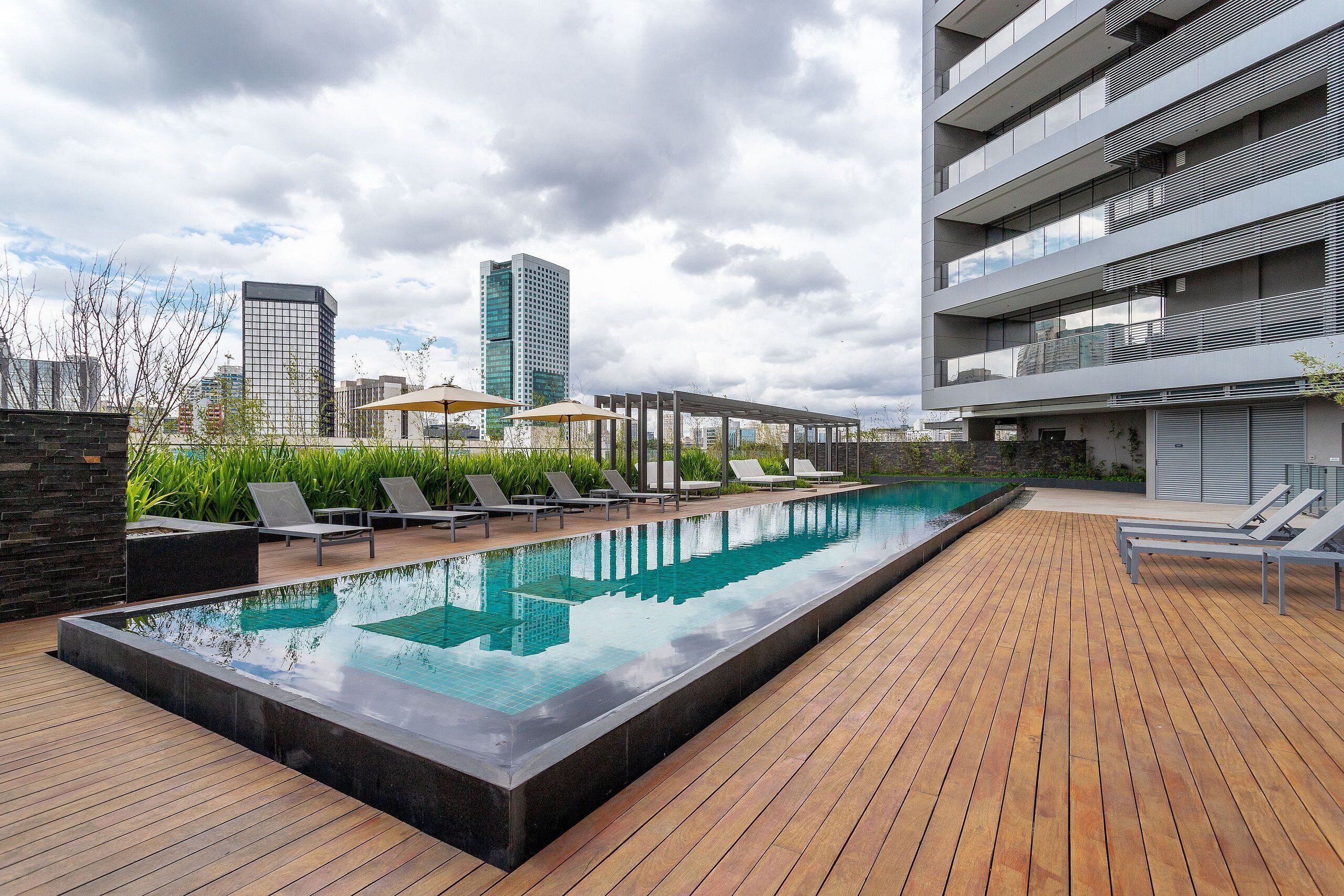 Una piscina al aire libre