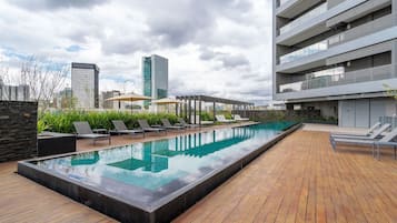 Una piscina al aire libre