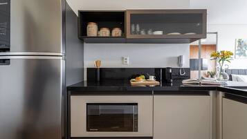 Studio – city | Eget kjøkken | Kaffetrakter/tekoker, kjøleskap, mikrobølgeovn og kokeplater