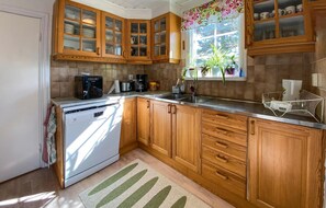 Kylskåp, spishäll, diskmaskin och kaffe- och tebryggare