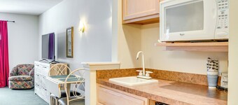 Pigeon Studio ~ 4 Mi to Caseville Public Beach!