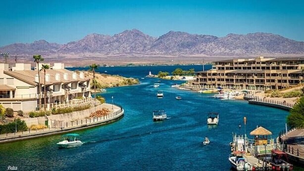 A coastal hotel with a marina, boats, and mountains in the background. - Rocking Horse Retreat, pool, sleeps 10, lake view, minutes to launch & lake (Lake Havasu City)