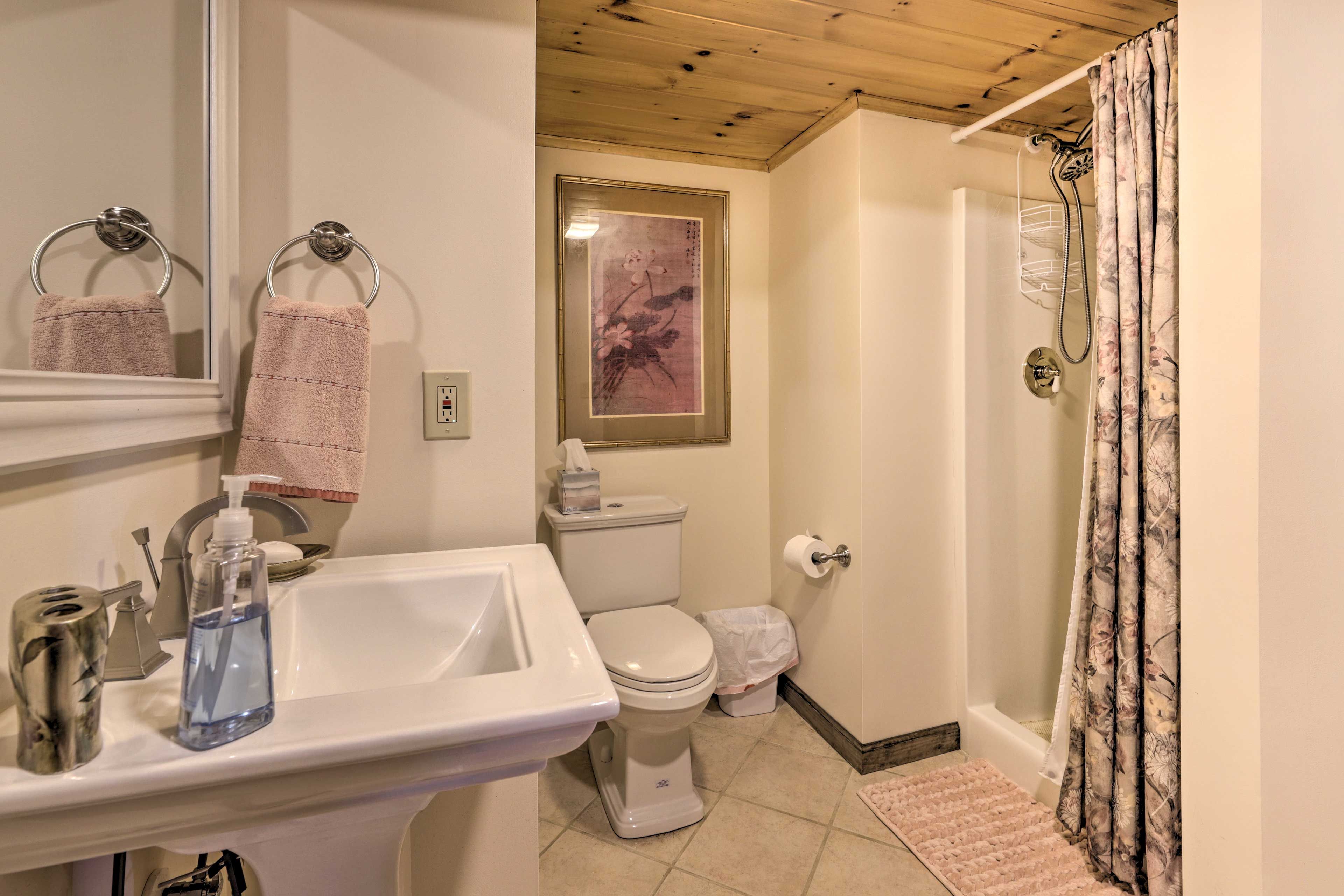 Un bagno con lavandino, WC e tenda da doccia.
