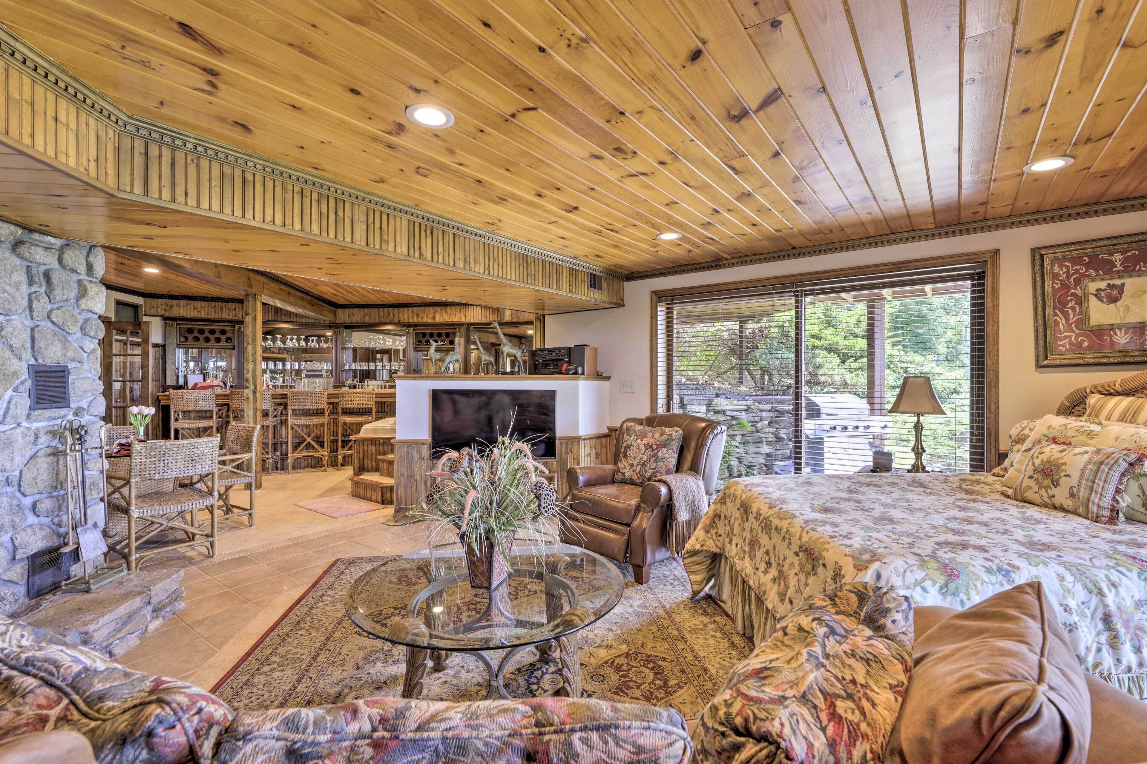 Apartment (0 Bedroom) | 1 bedroom, desk, laptop workspace