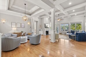 Smart-tv, een open haard, een stereo en een kantoor