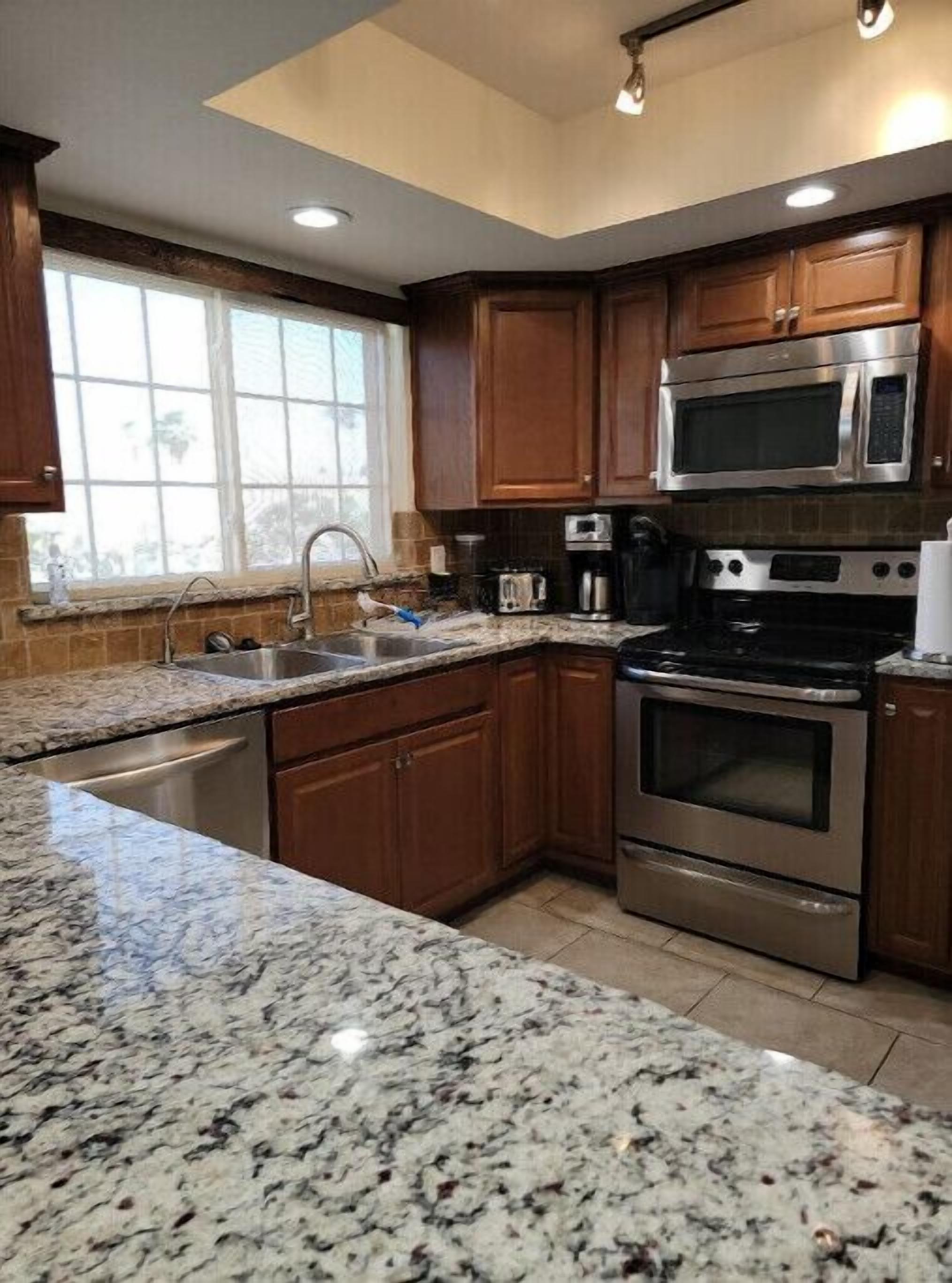 Geladeira, micro-ondas, fogão, cooktop