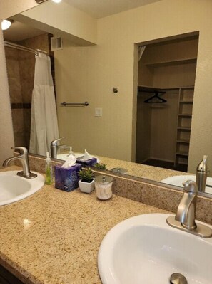 Shower, towels, toilet paper - Wayfarer, TIKI's and a pool (Lake Havasu City)