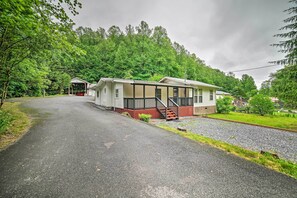 House (3 Bedrooms) | Interior - 'creekside Ranch' w/ Porch ~ 2 Mi to Pkwy (Pigeon Forge)