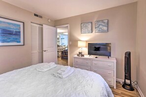 Leilighet (2 Bedrooms) | 2 soverom, skrivebord for bærbar PC og strykejern/-brett
