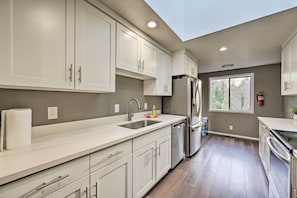 House (6 Bedrooms) | Private kitchen | Microwave, oven, stovetop, dishwasher