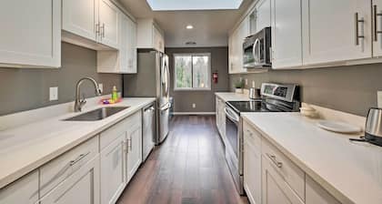 Shoreline Home w/ Deck ~ 14 Mi to Downtown Seattle