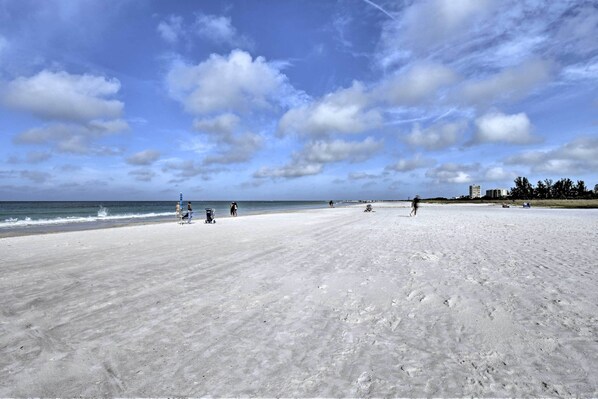 Cottage (2 Bedrooms) | Interior - Bright Sarasota Bungalow - 5 Mi to Siesta Beach! (Sarasota)