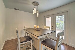 Cottage (2 Bedrooms) | Interior - Bright Sarasota Bungalow - 5 Mi to Siesta Beach! (Sarasota)