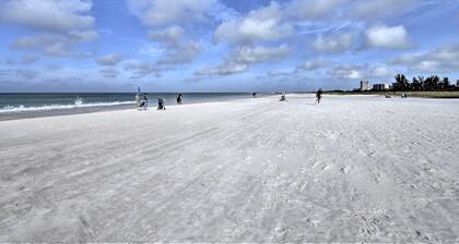Bright Sarasota Bungalow - 5 Mi to Siesta Beach!