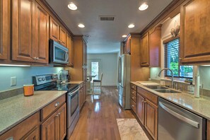 Cottage (2 Bedrooms) | Interior - Bright Sarasota Bungalow - 5 Mi to Siesta Beach! (Sarasota)