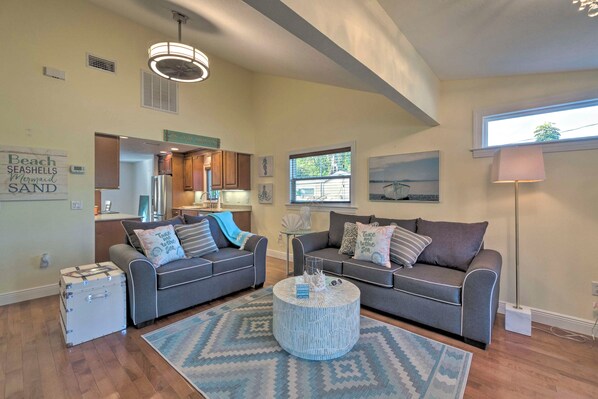 Cottage (2 Bedrooms) | Interior - Bright Sarasota Bungalow - 5 Mi to Siesta Beach! (Sarasota)