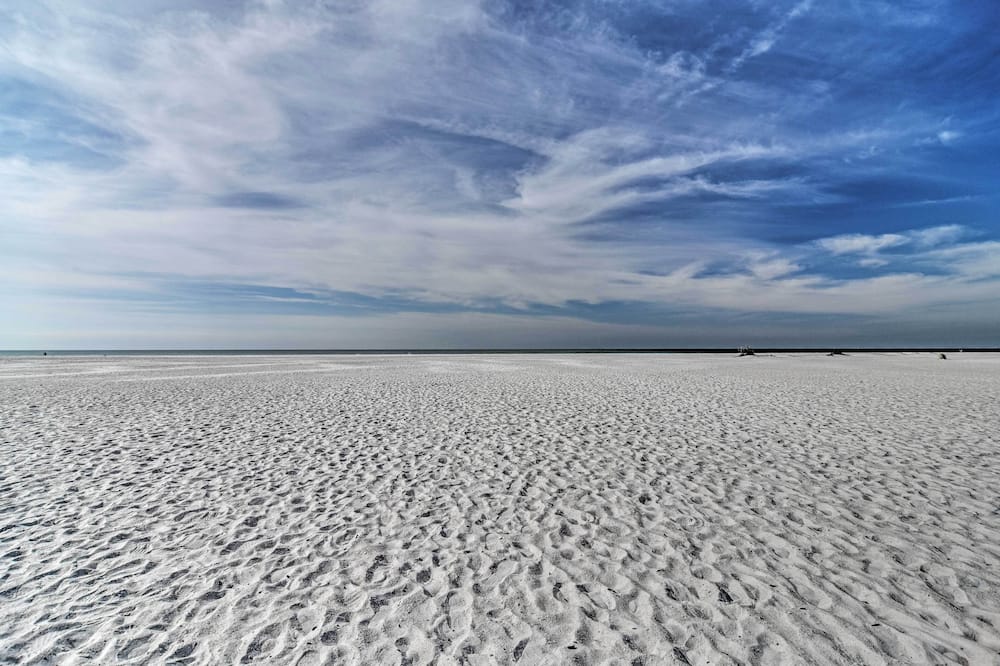 Bright Sarasota Bungalow - 5 Mi to Siesta Beach! - South Sarasota, FL