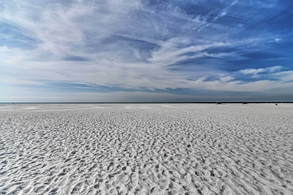 Cottage (2 Bedrooms) | Interior - Bright Sarasota Bungalow - 5 Mi to Siesta Beach! (Sarasota)