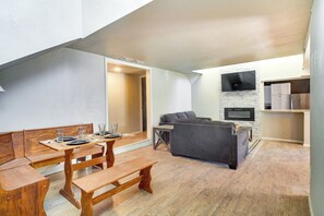 House (4 Bedrooms) | Front of property