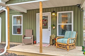 Cottage (1 Bedroom) | Interior - Unwind Fireside! Poconos Cottage 12 Mi to Slopes (Brodheadsville)