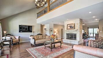 House (6 Bedrooms) | Interior