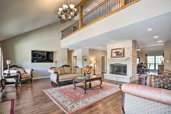 Interior - Luxury San Antonio Retreat: 110-acre Private Ranch (San Antonio)